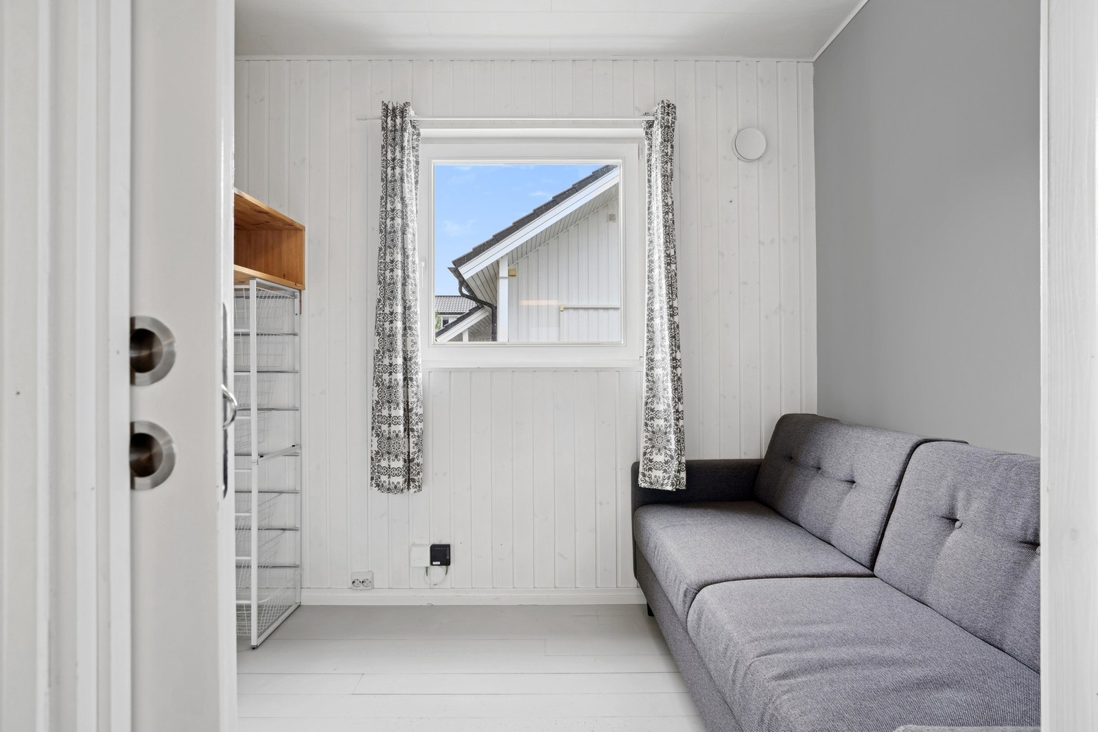 Soverom i 1. etasje med god plass til både seng og oppbevaring. Galleribilde