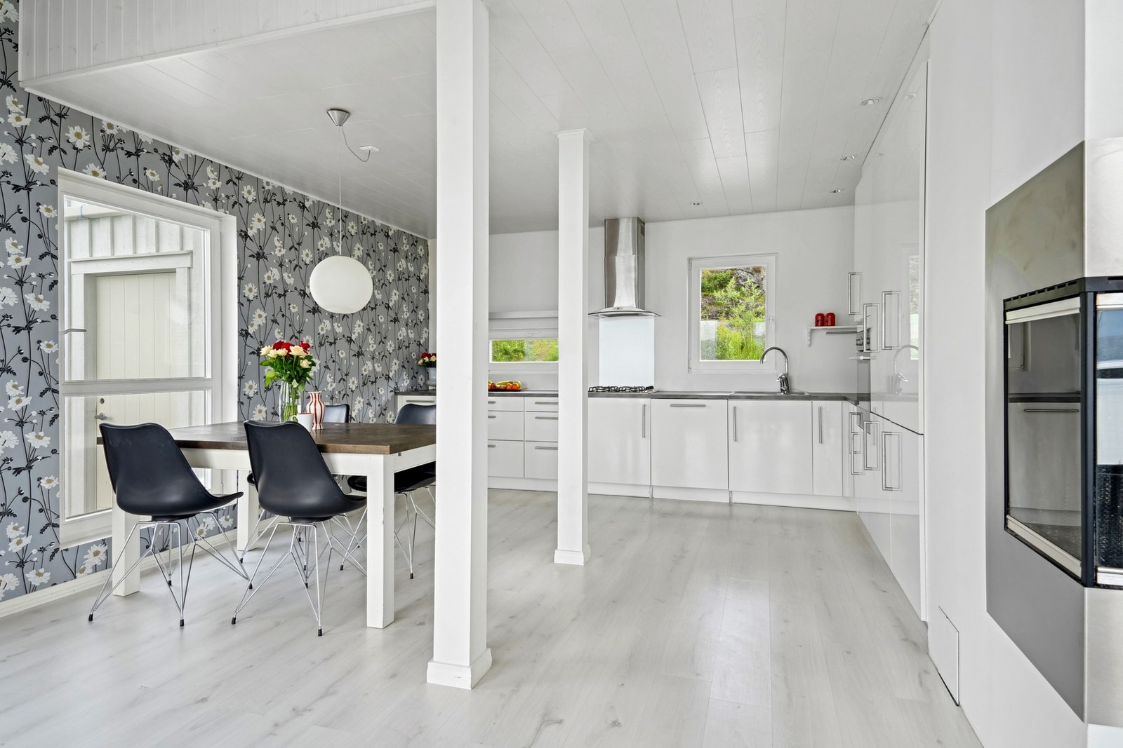 Kjøkkenet er romslig og funksjonelt, med godt med både oppbevaringsplass og arbeidsflate. Galleribilde