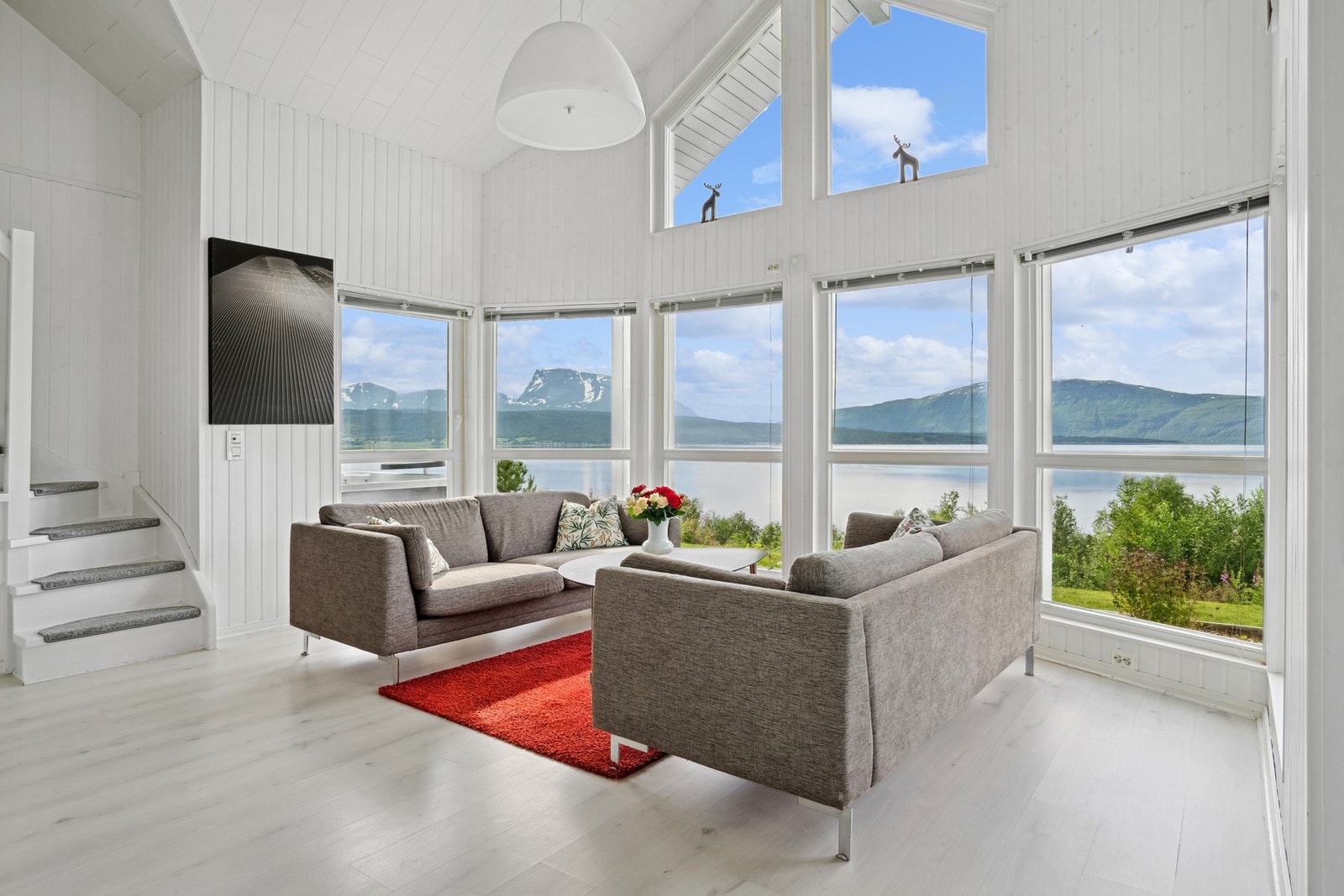 God takhøyde og store glassflater skaper en lys og luftig atmosfære. Galleribilde