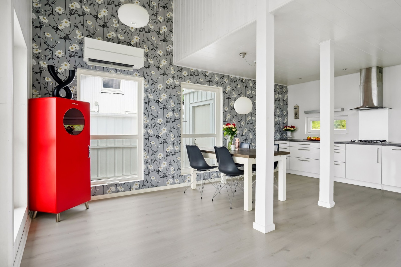 Kjøkkenet har en praktisk utforming med god plass til spisebord. Galleribilde