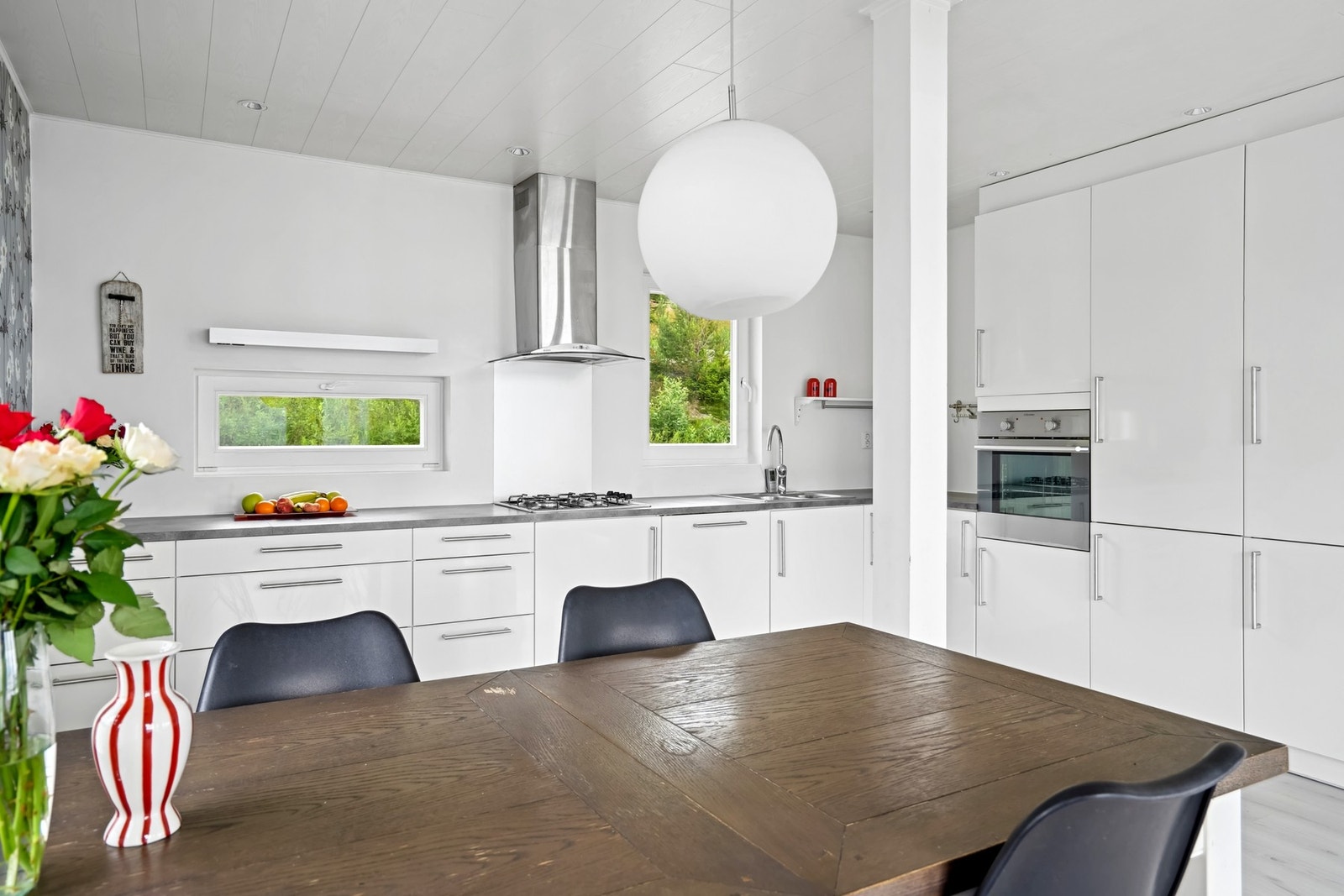 Kjøkkenet er utstyrt med integrerte hvitevarer og har et tidløs design. Galleribilde