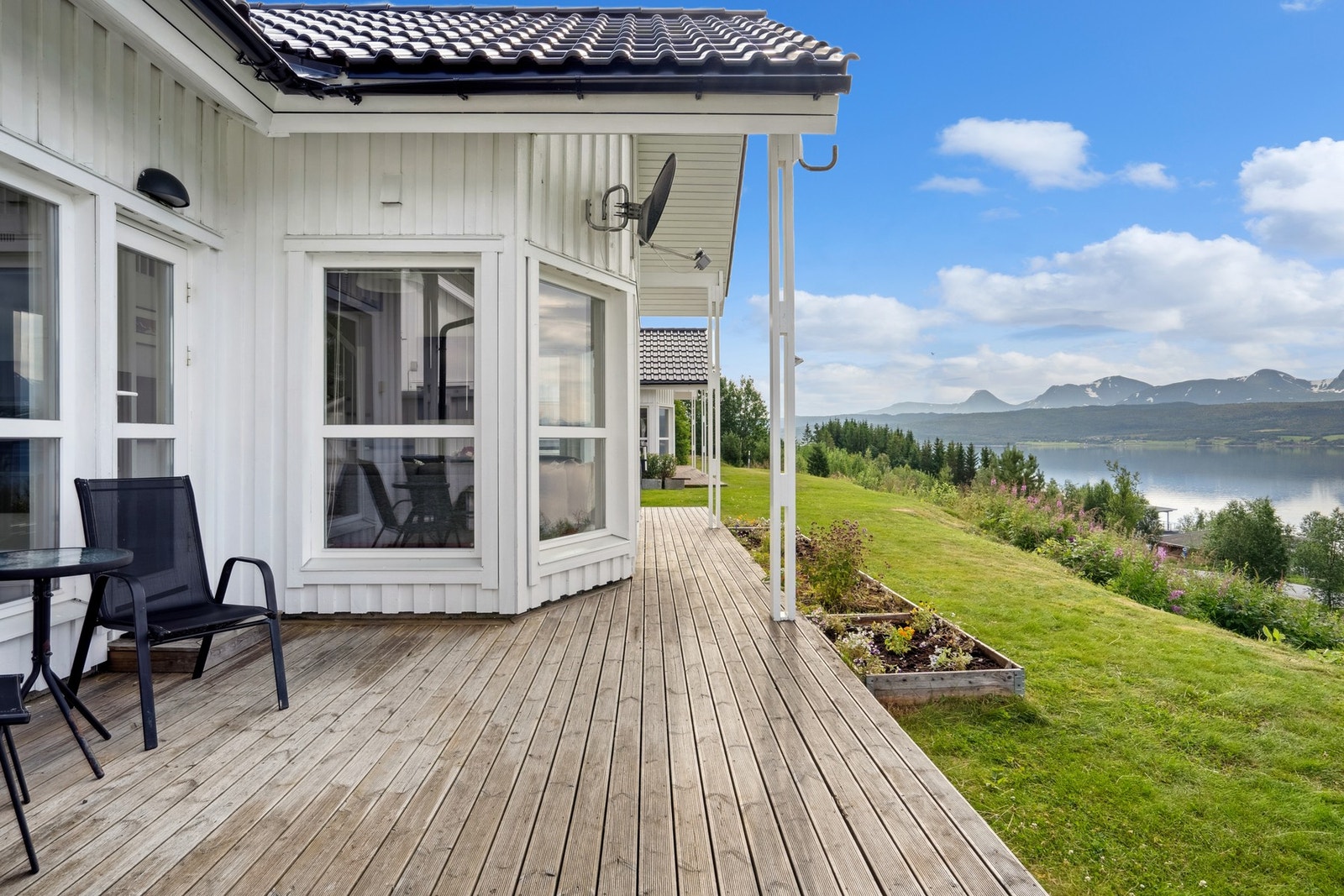 Fra platting kan du nyte fantastisk utsikt og gode solforhold. Galleribilde