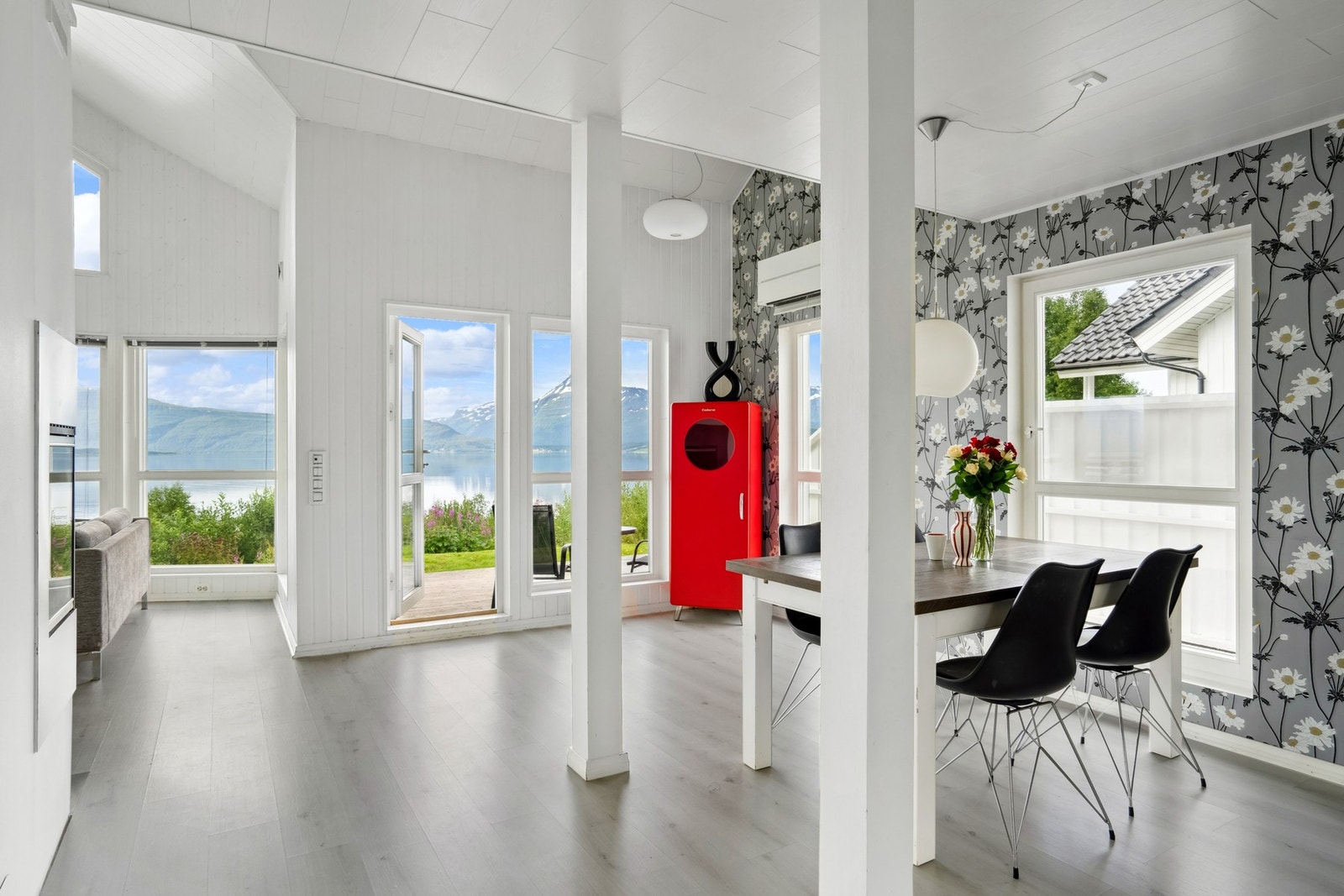 Stilig kontrastvegg og utgang til platting. Galleribilde