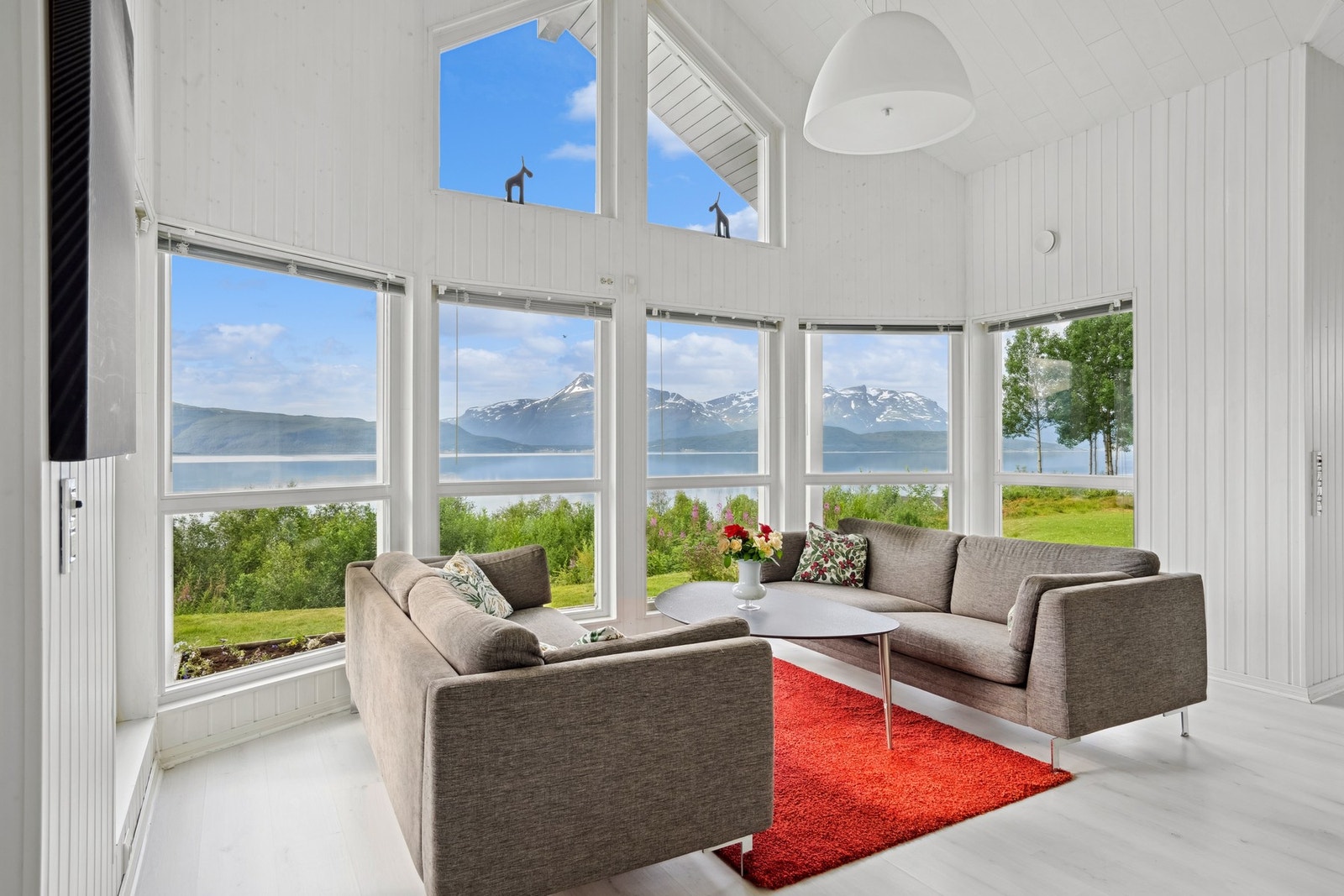 Stue med godt lysinnslipp og panoramautsikt! Galleribilde