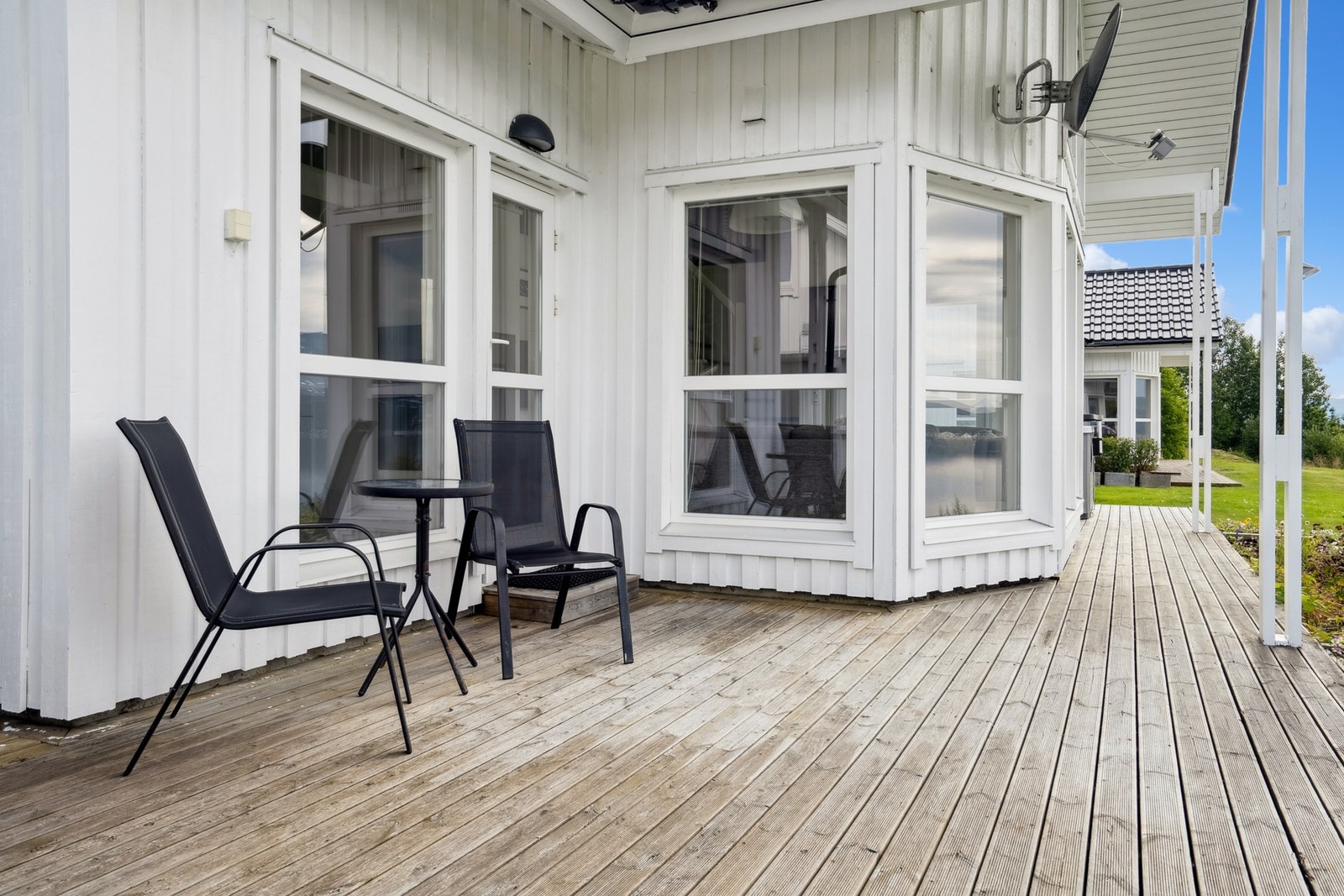 Utgang til platting fra stue, med plass til flere sosiale soner. Galleribilde