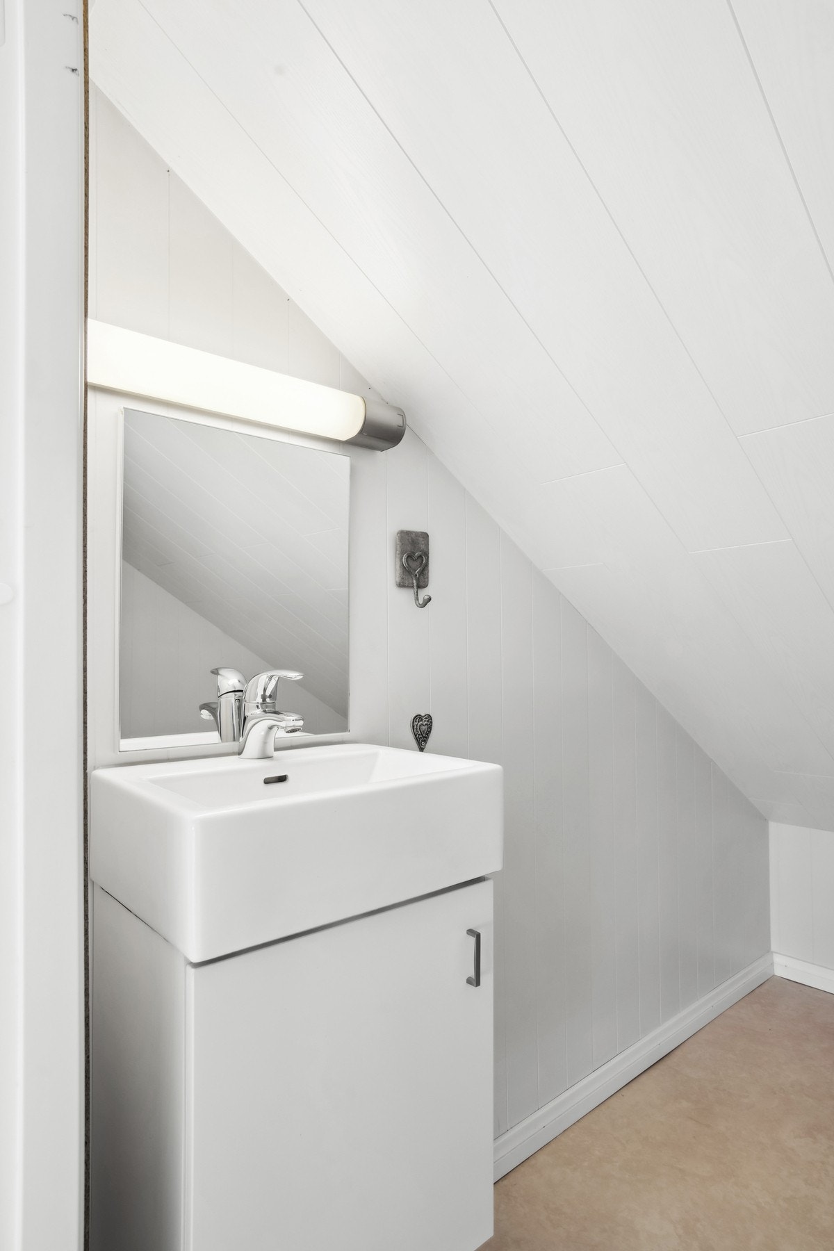 Toalettrom i 2. etasje med enkel servant. Galleribilde