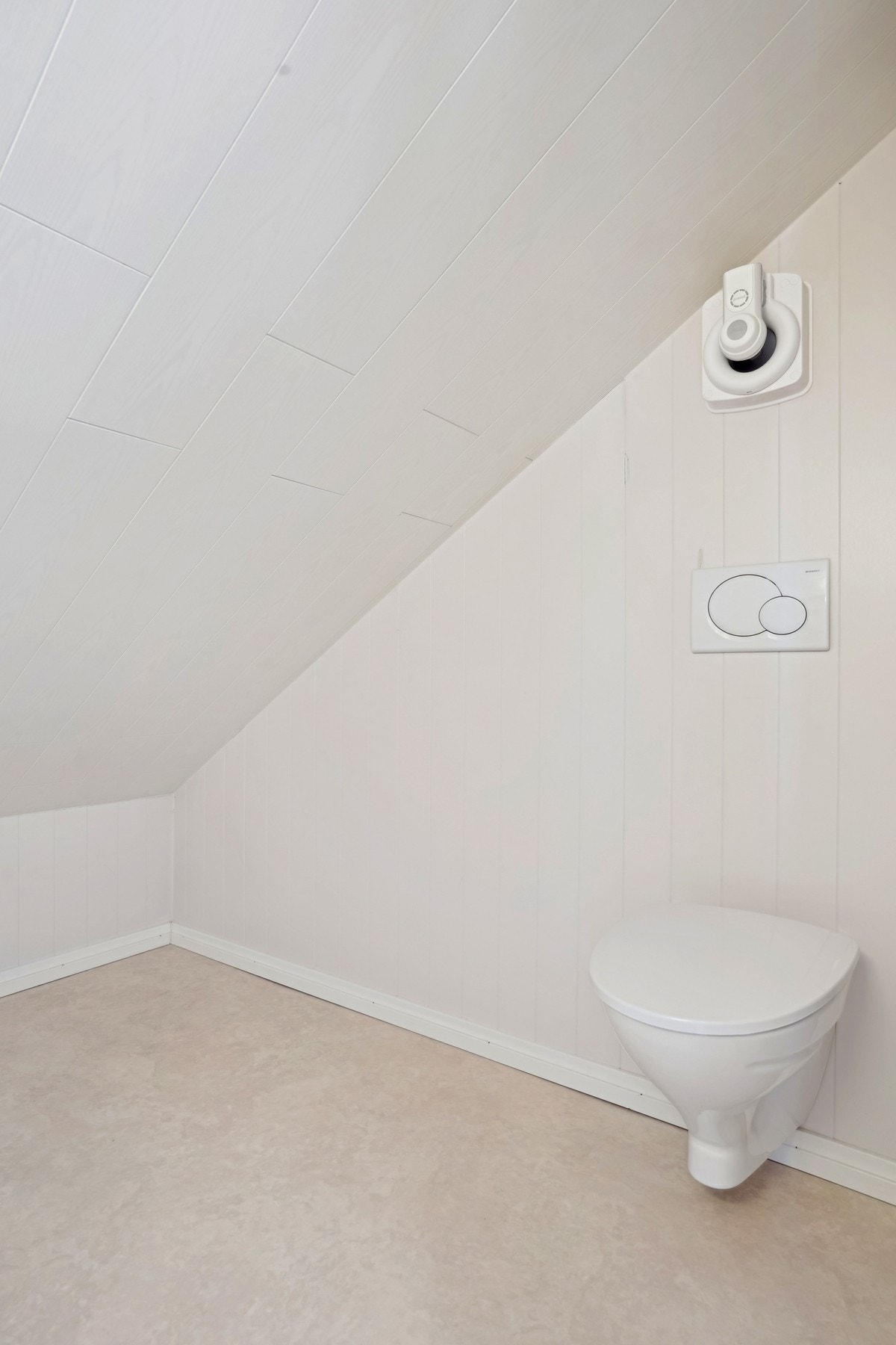 Toalettrommet har ventilasjon og vegghengt toalett. Galleribilde