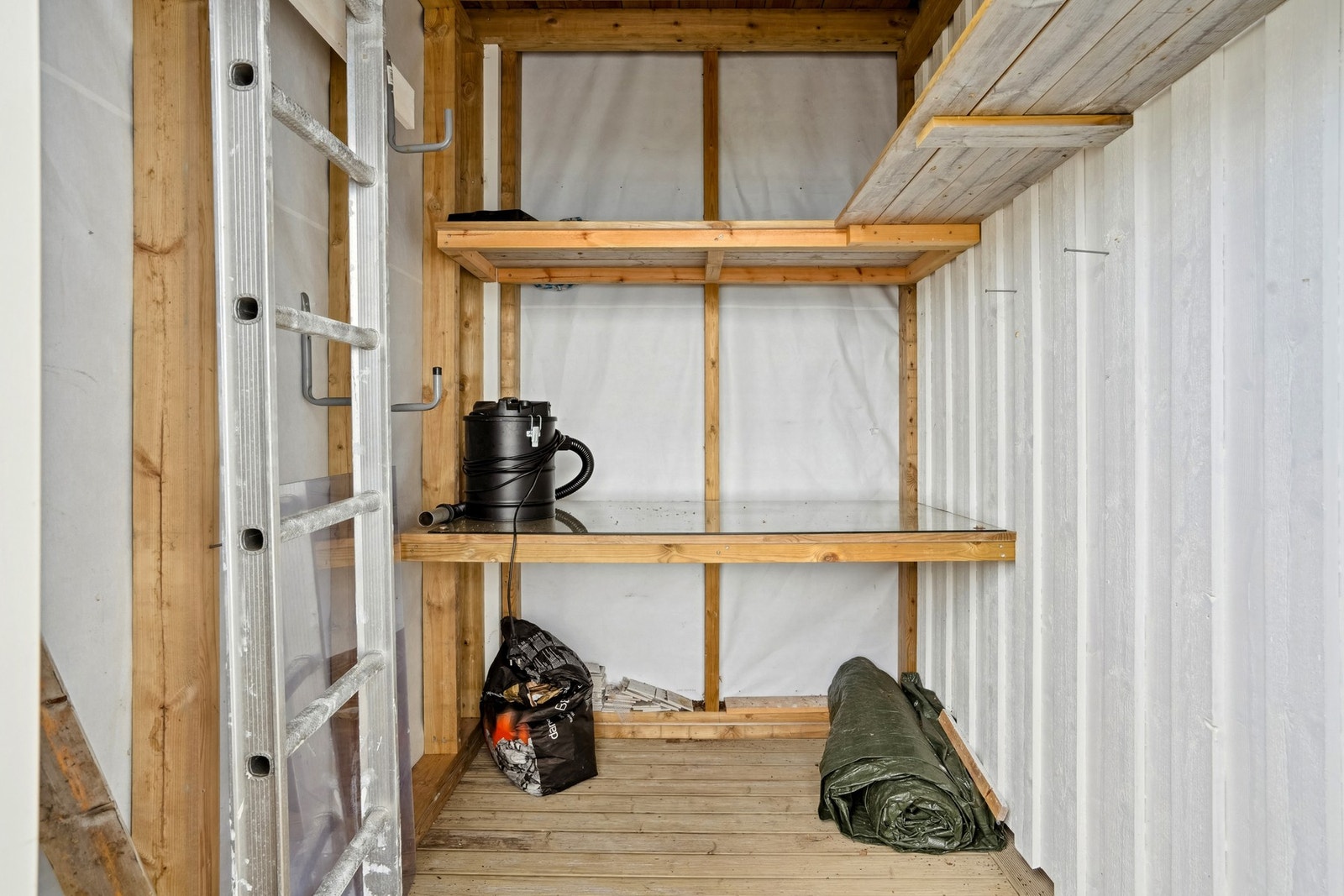 Det er utvendig bod med to etasjer og god plass til lagring. Galleribilde
