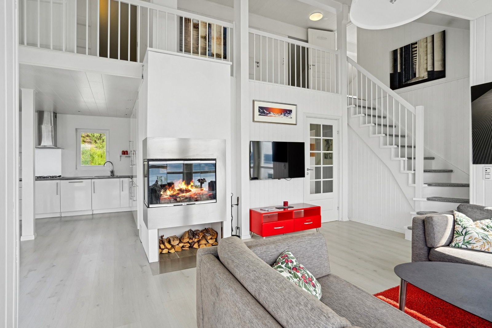 Stilren vedovn som både varmer godt og gir et moderne preg til rommet. Galleribilde