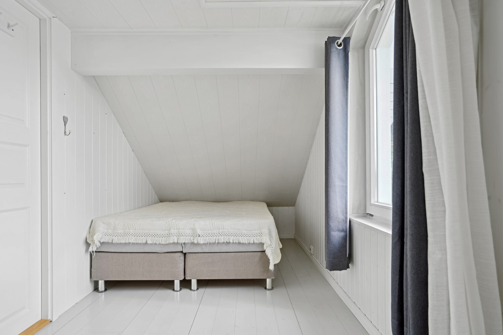 Romslig soverom med god plass til møbelering. Galleribilde