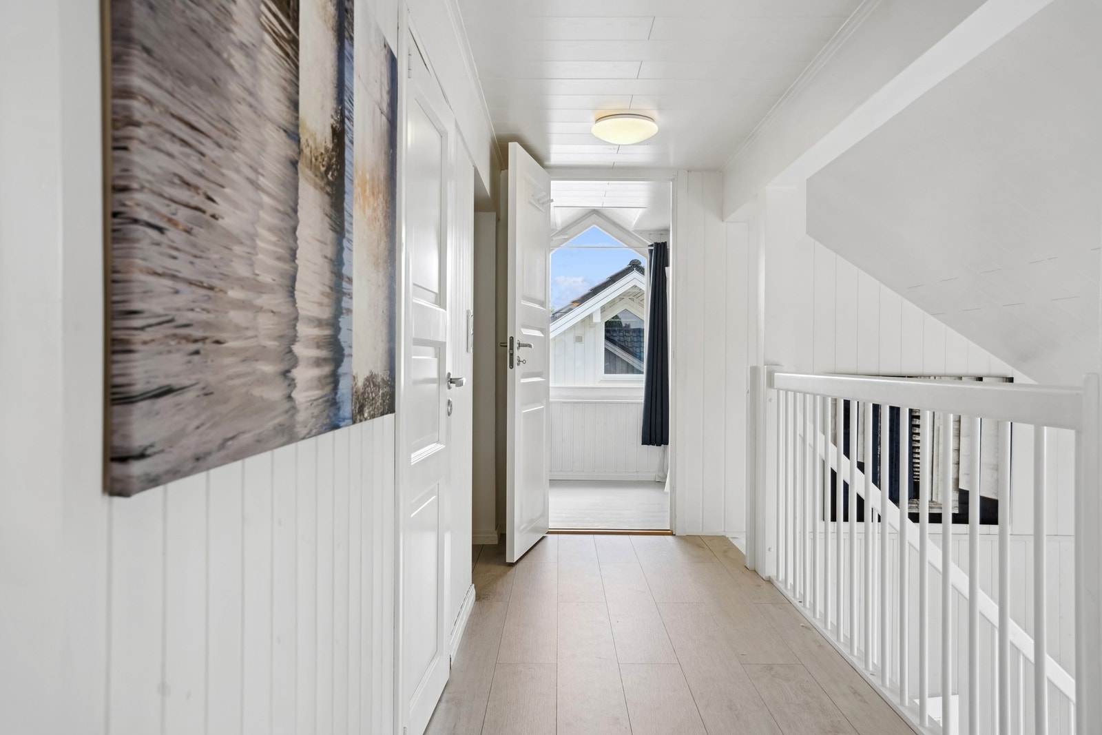 Gang i 2. etasje som fører deg til toalettrom og soverom. Galleribilde