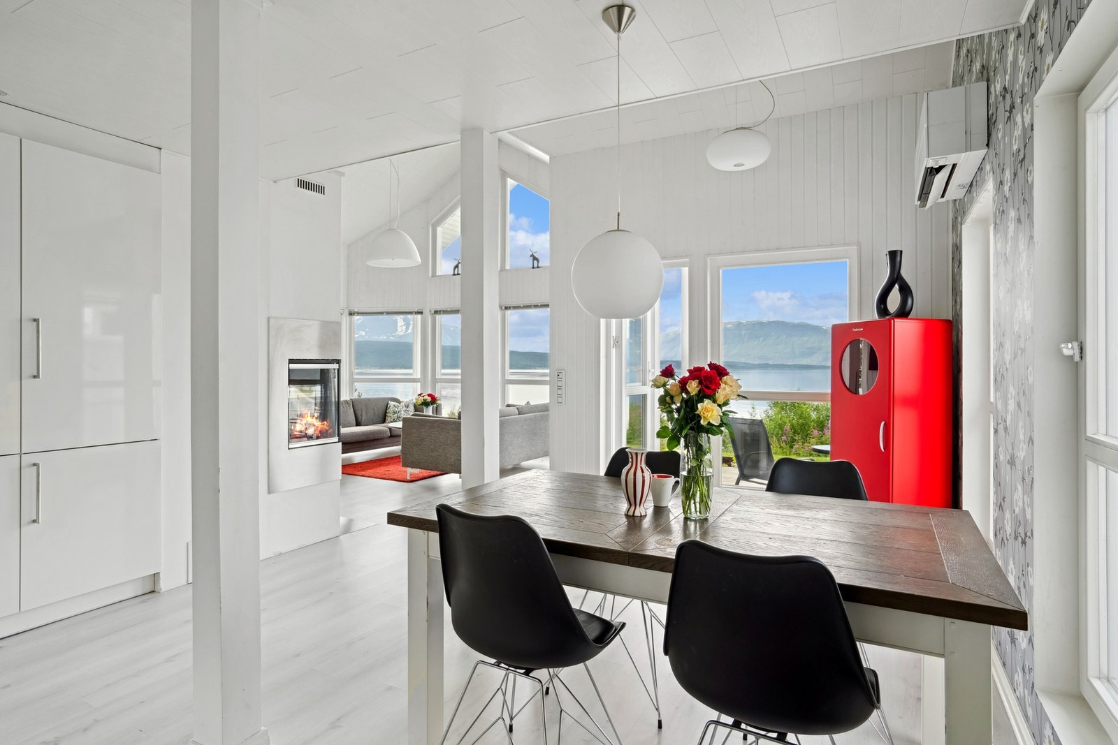 Store vinduer med utsikt som kan nytes fra alle sosiale soner. Galleribilde