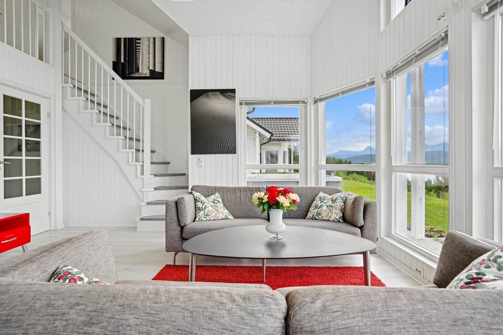 Stilig planløsning med ekstra takhøyde! Galleribilde