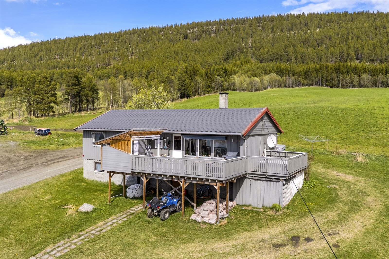 Våningshuset ligger øverst på tunet Galleribilde
