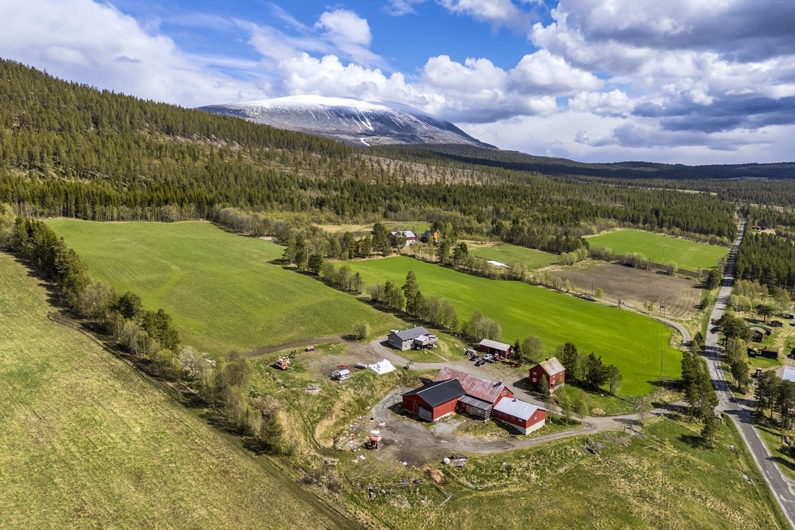 Jorda er i drift og benyttes til grasproduksjon, DEBIO godkjent Galleribilde