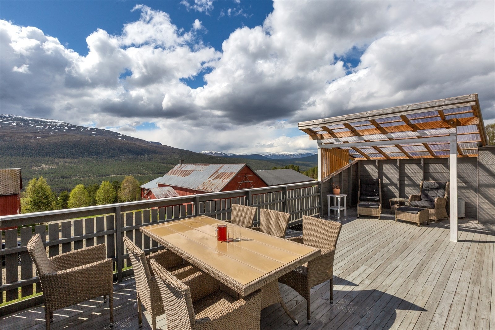 Stor terrasse med sol og utsikt Galleribilde