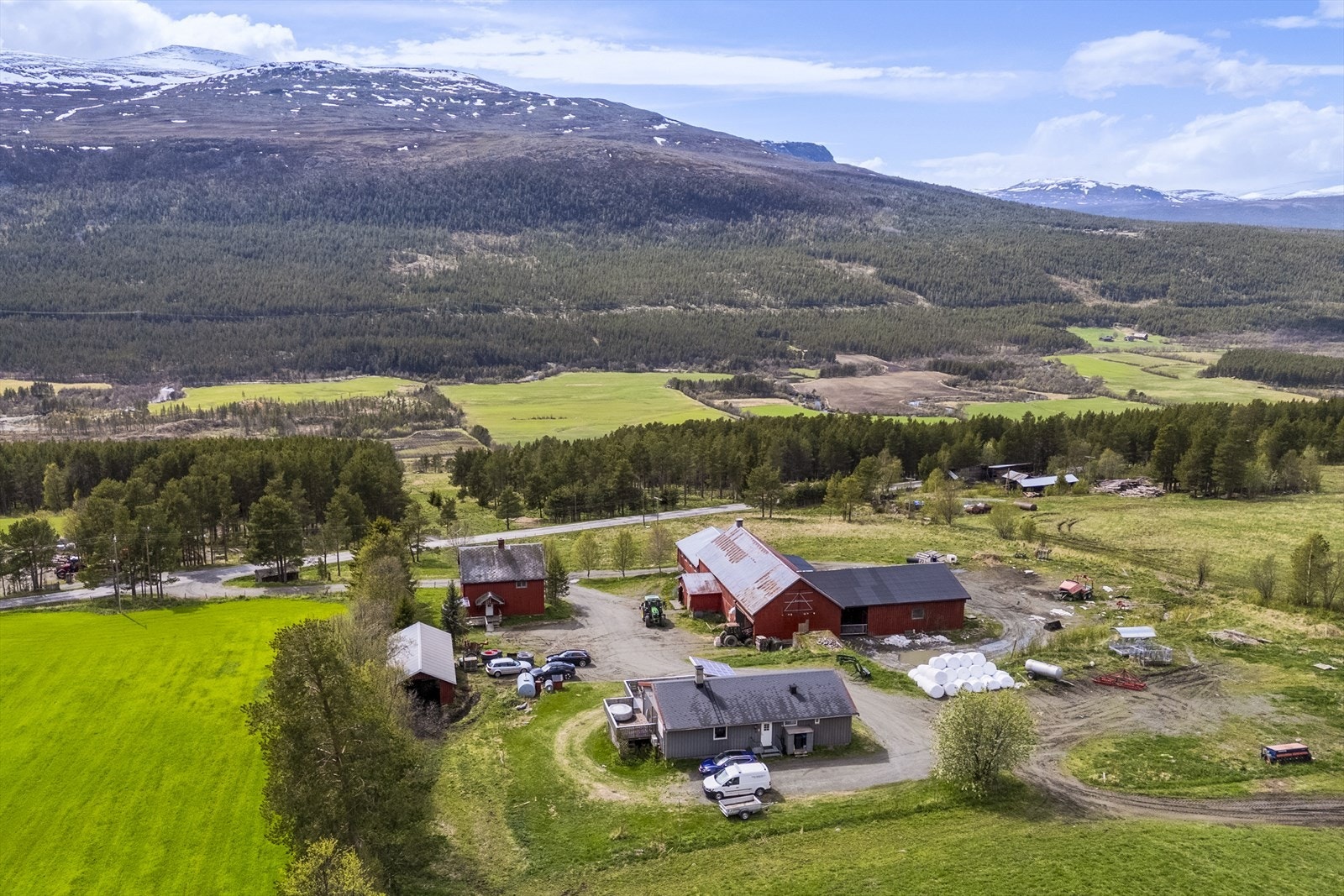 Gården ligger ved foten av Jotunheimen og har en flott utsikt utover dalen og fjellmassivet Galleribilde