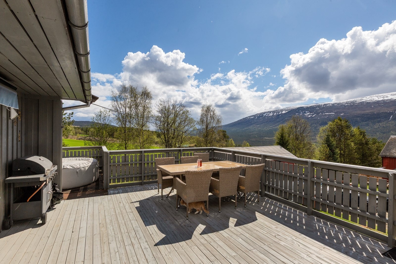 I fra terrassen er det nydelig skue utover Murudalen og Jotunheimen Galleribilde