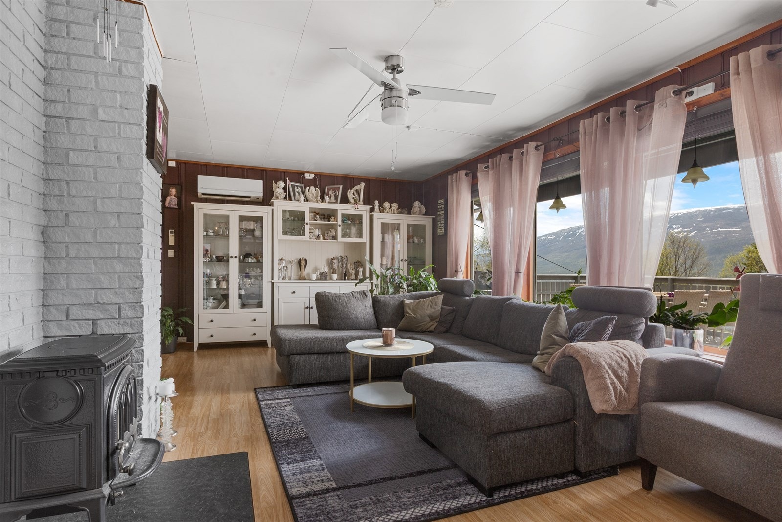 Dagligstue med vedfyrt peisovn Galleribilde