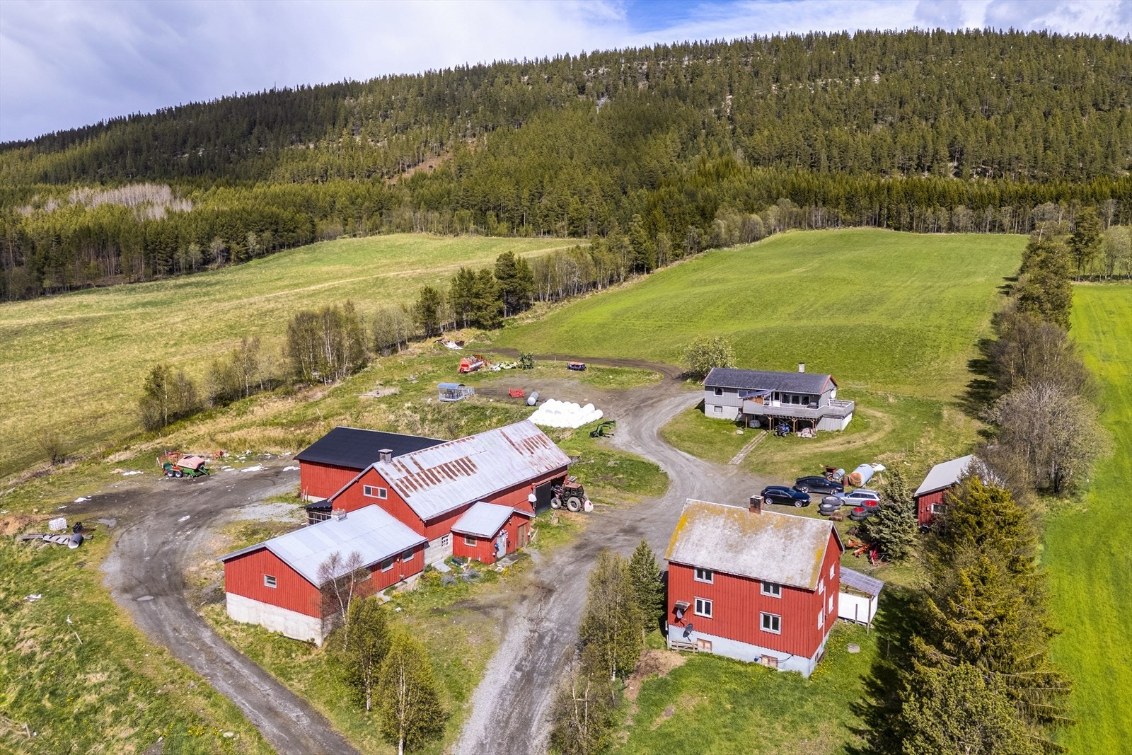 Selve gårdstunet ligger i en vestvendt skråhelling Galleribilde