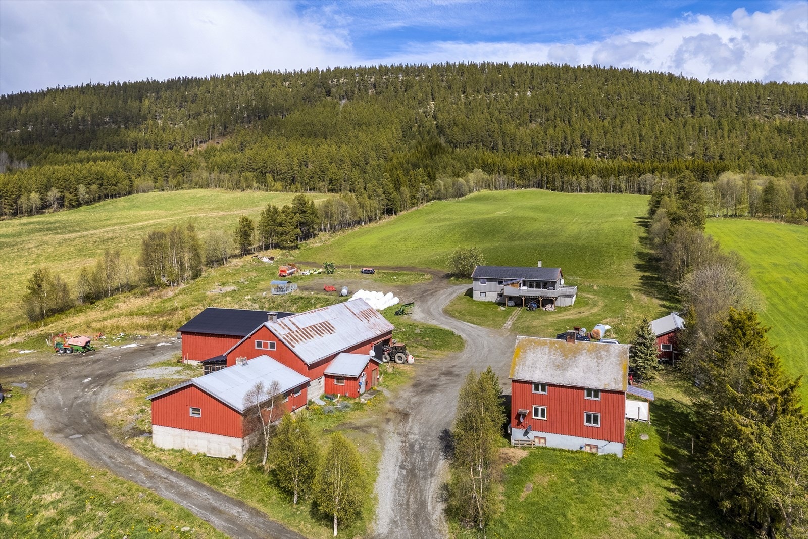 Bygningene på eiendommen er våningshus, kårbolig, redskapshus og driftsbygning Galleribilde