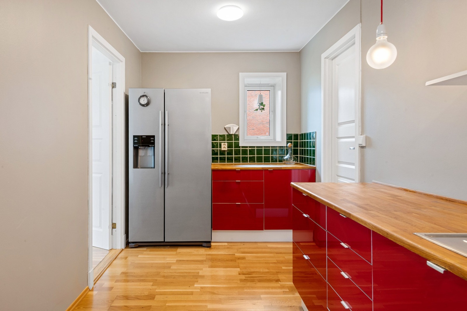 Side-by-side kjøleskap med isbitdispenser. Alle hvitevarer på kjøkkenet medfølger. Dør til bad og soverom 3. Galleribilde