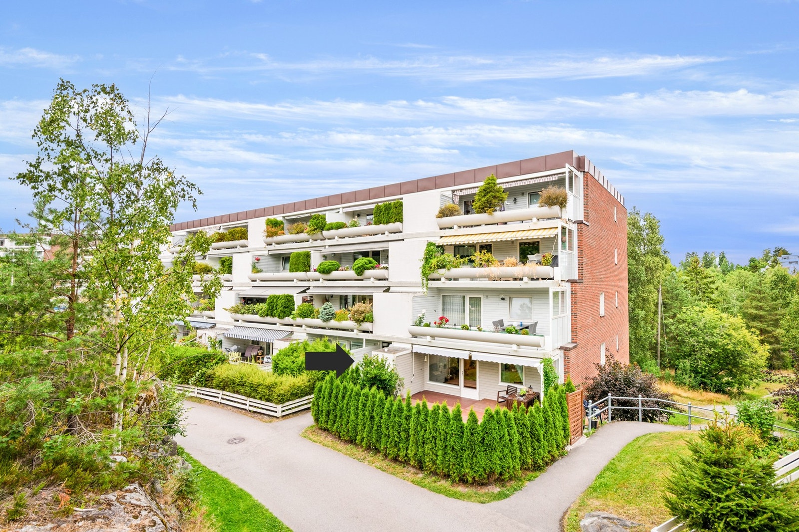 Velkommen til Lusetjernveien 52. En gjennomgående endeleilighet med terrasse og hage samt balkong i motsatt ende. Galleribilde