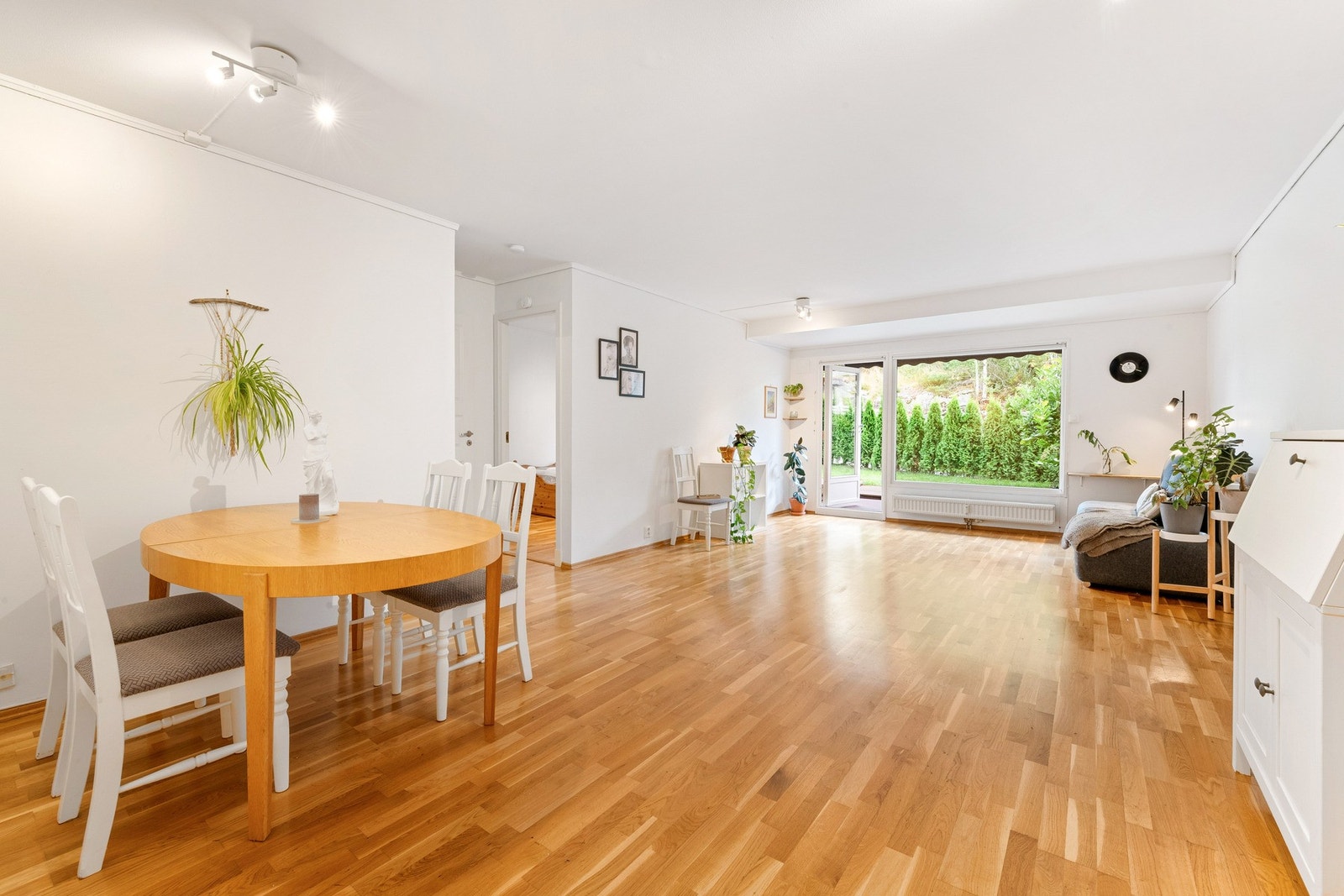 Romslig og lys stue/spisestue, ca. 32 m². Samme parkettgulv som i resten av leiligheten - gir et lyst, luftig og pent helhetsinntrykk. Galleribilde