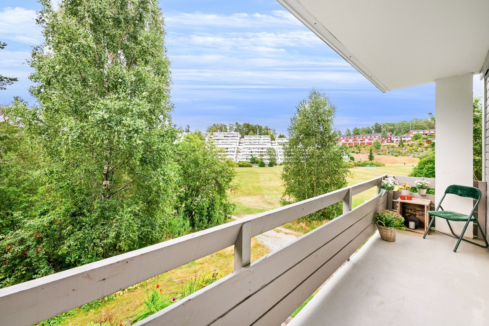 Balkongen er 8 m². Den har både tidlig morgensol og kveldssol. Blomster mm. trives godt på denne siden også. Galleribilde