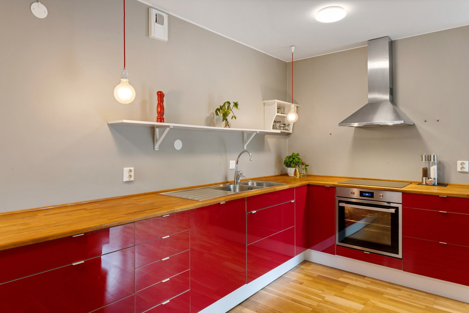Faktum kjøkkeninnredning fra IKEA fra 2009 med høyglansfolierte fronter. Nedfelt kjøkkenbeslag i heltre, oljet benkeplate. Karusell i hjørnet. Galleribilde