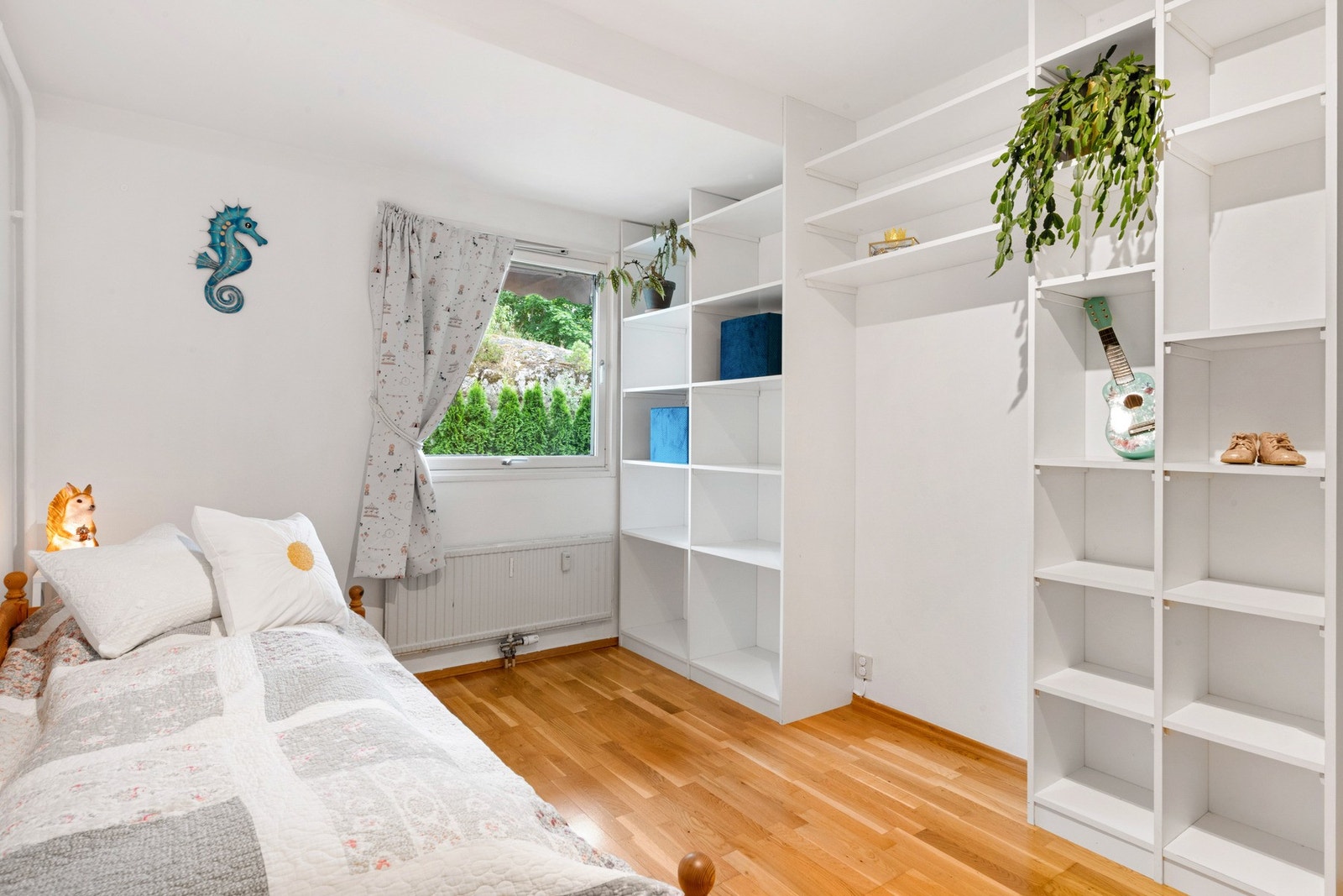 Soverom 2 har også plassbygde hyller for effektiv oppbevaring (passer til plastboksene fra IKEA, genialt for leker og lego). Galleribilde