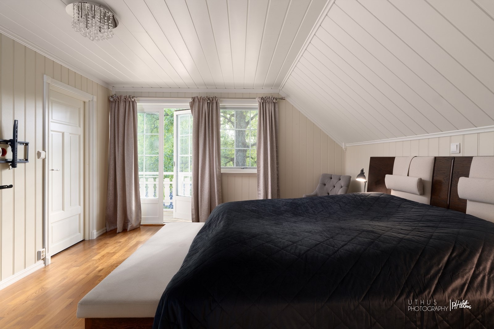 Hovedsoverommet har utgang til overbygget veranda på ca. 7 kvm. Galleribilde