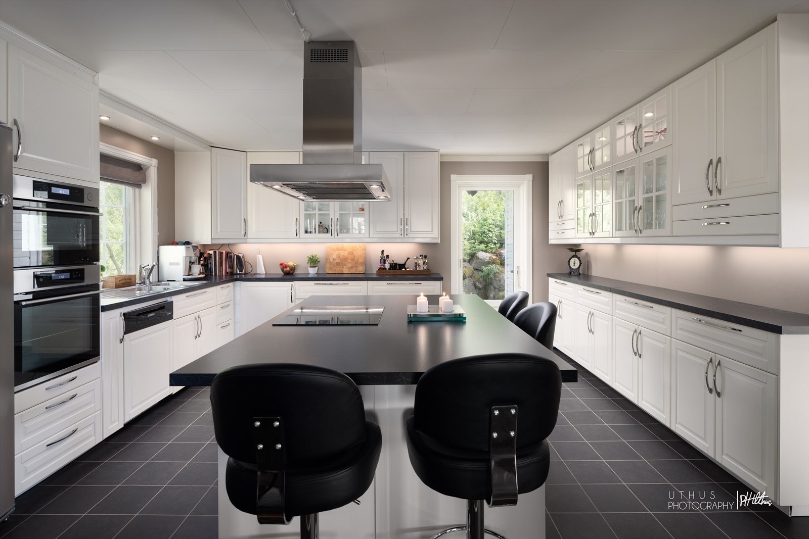 IKEA-kjøkken fra 2016 med åpen løsning mot spisestue. Galleribilde