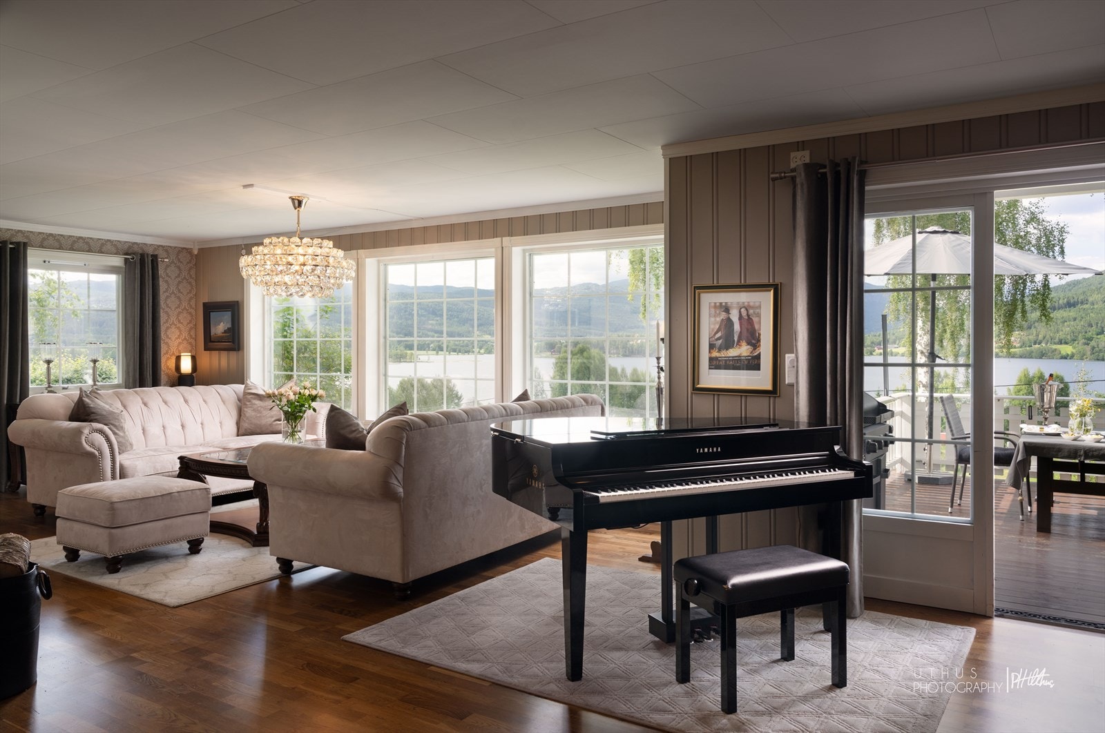 Åpen romløsning i store deler av 1. etasjen. Galleribilde