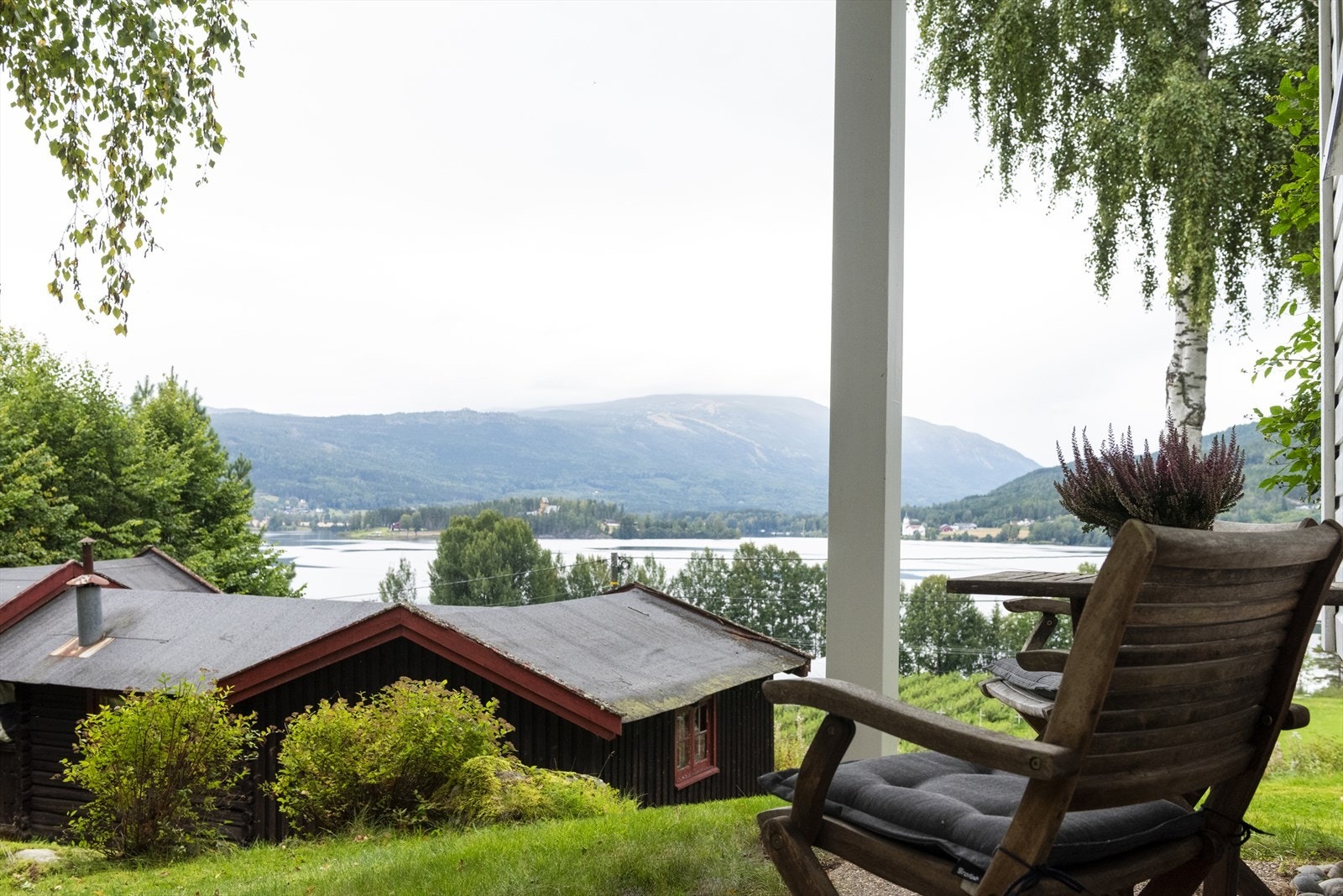 Nydelig utsikt over innsjøen Krøderen. Galleribilde