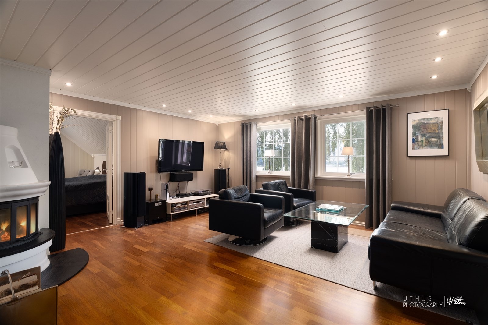 Loftstue med peisovn. Galleribilde