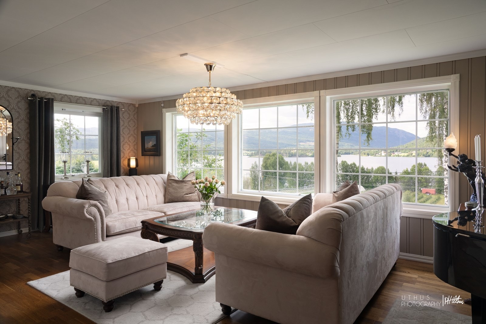 Dagligstue med store vindusflater og peis. Galleribilde