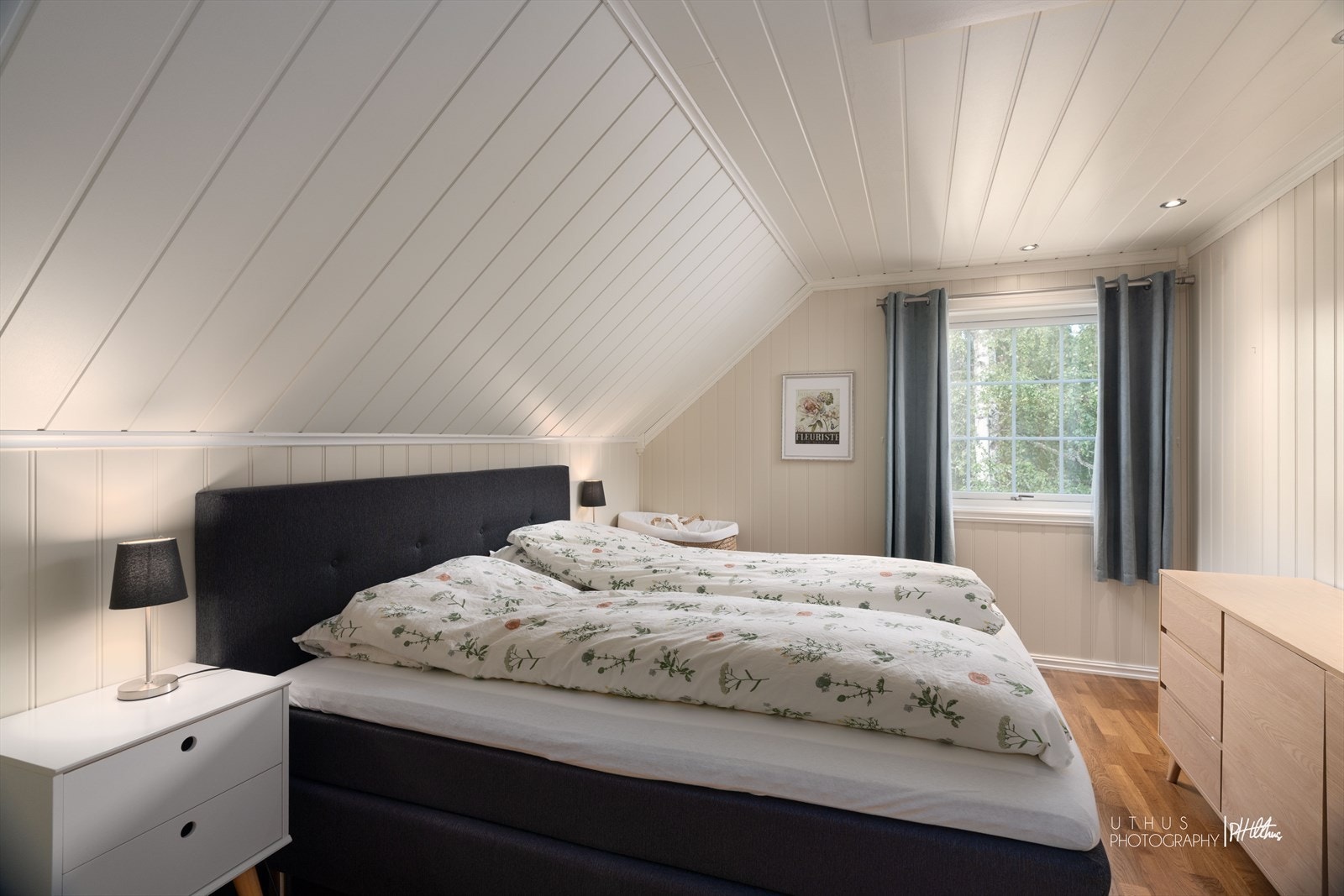 Boligen inneholder 7 soverom; tre i 2. etasje, ett i 1.etasje og tre i kjeller. Galleribilde