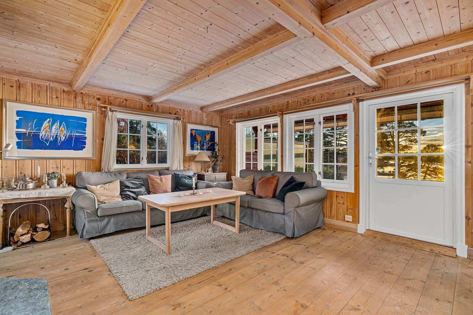 Det er utgang fra den sydligste stuen til den fantastiske hagen. Galleribilde