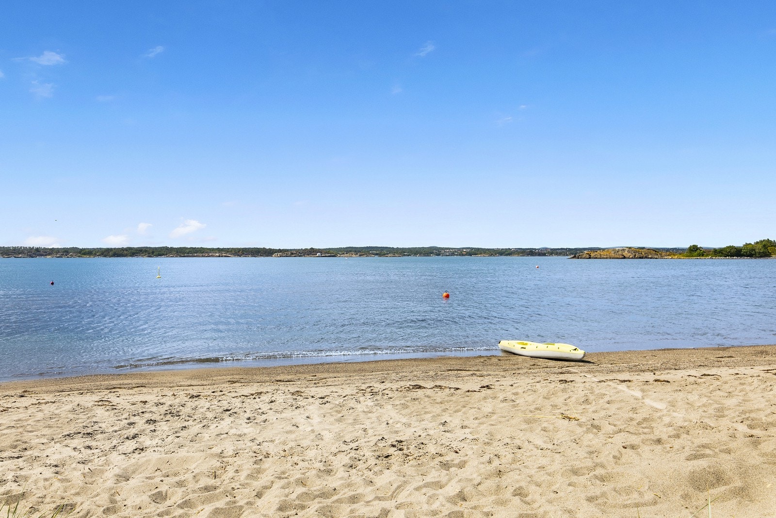 Stranda ligger vestvendt plassert med nydelig utsikt og flotte solforhold til sent på kvelden. Galleribilde