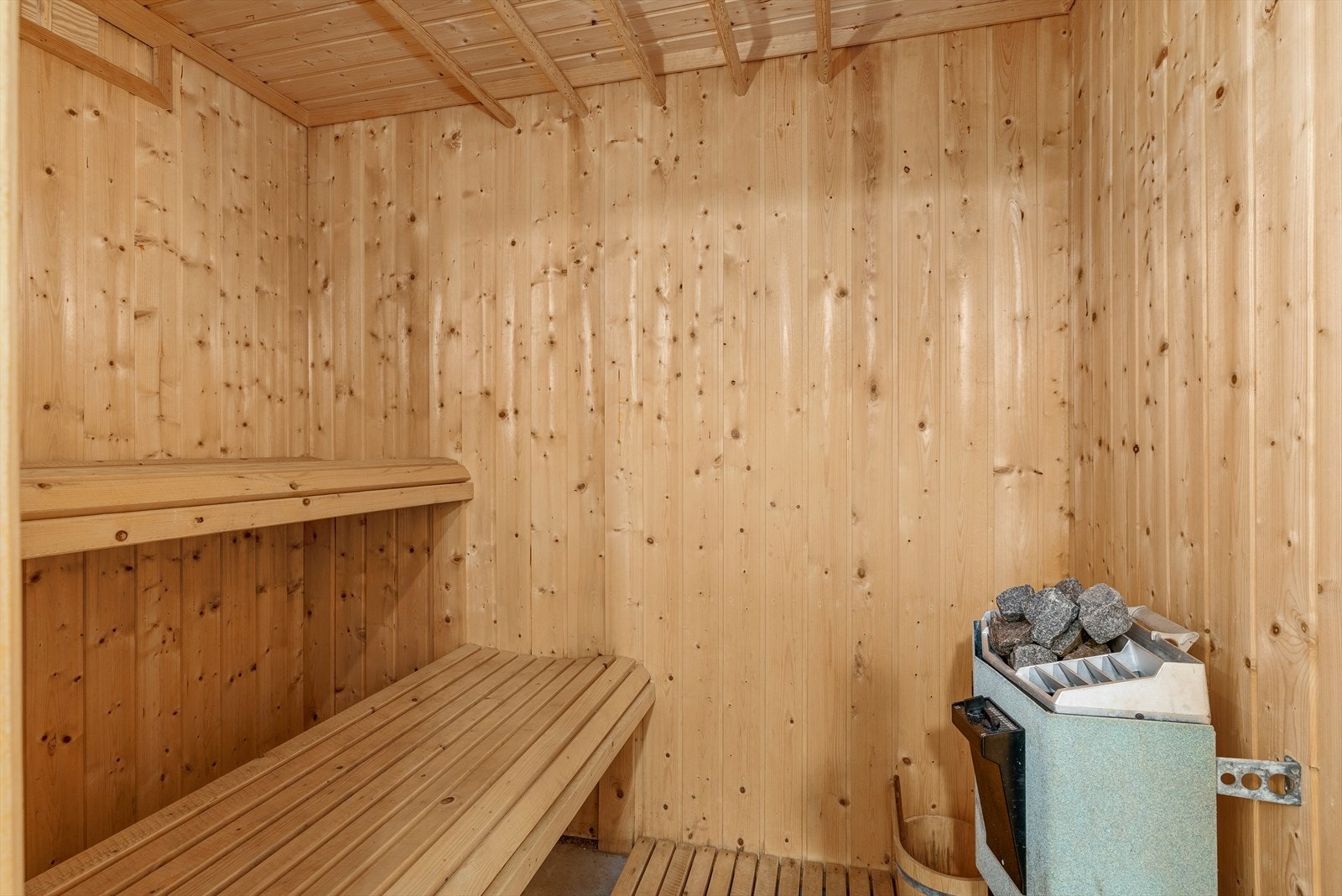 Det er to badstuer i hytta, en i sydenden og en i nordenden. Begge har inngang fra bad. Galleribilde