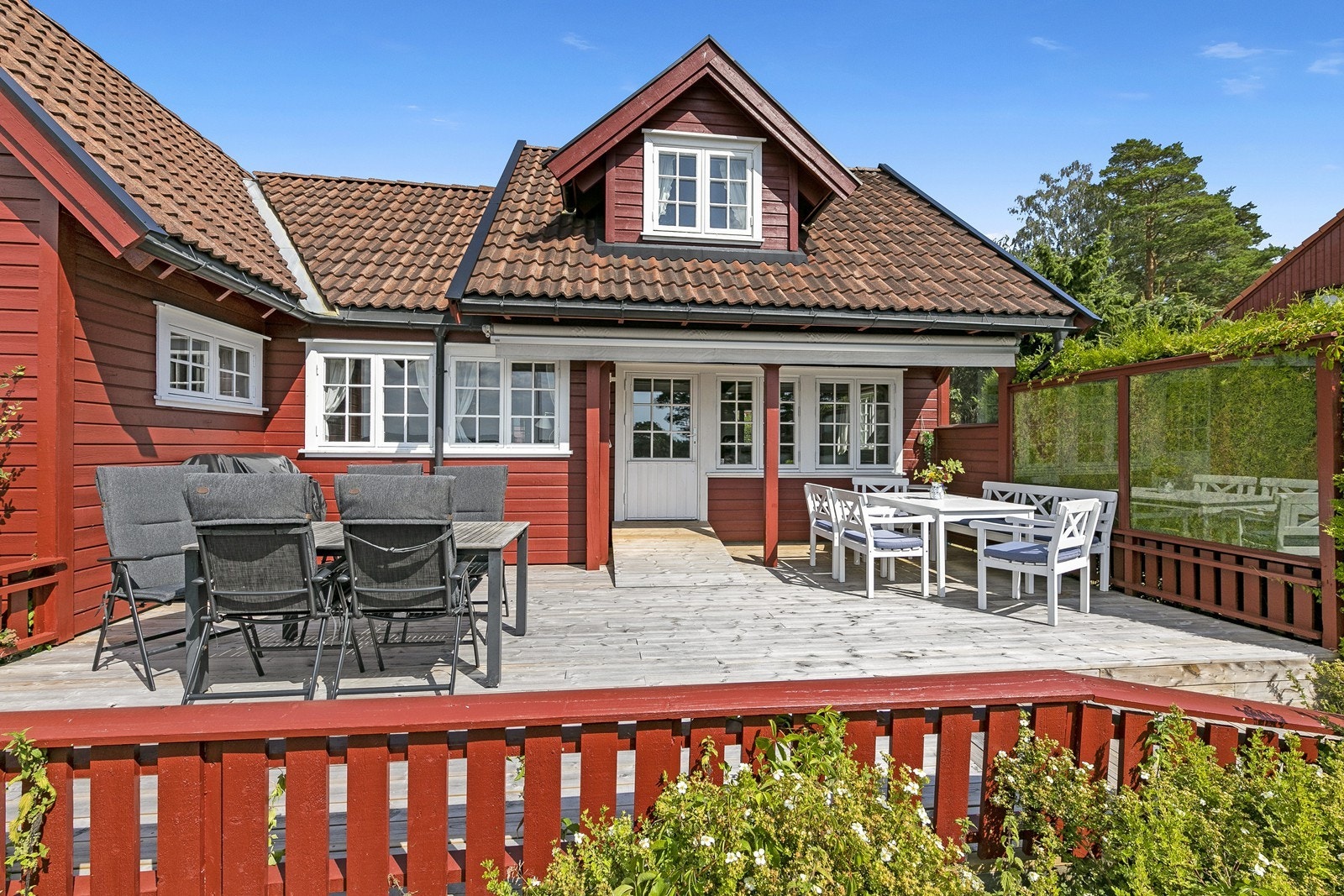 Terrassen har et stort areal som gir plass til flere utemøbler, både lounge og spisegruppe. Galleribilde