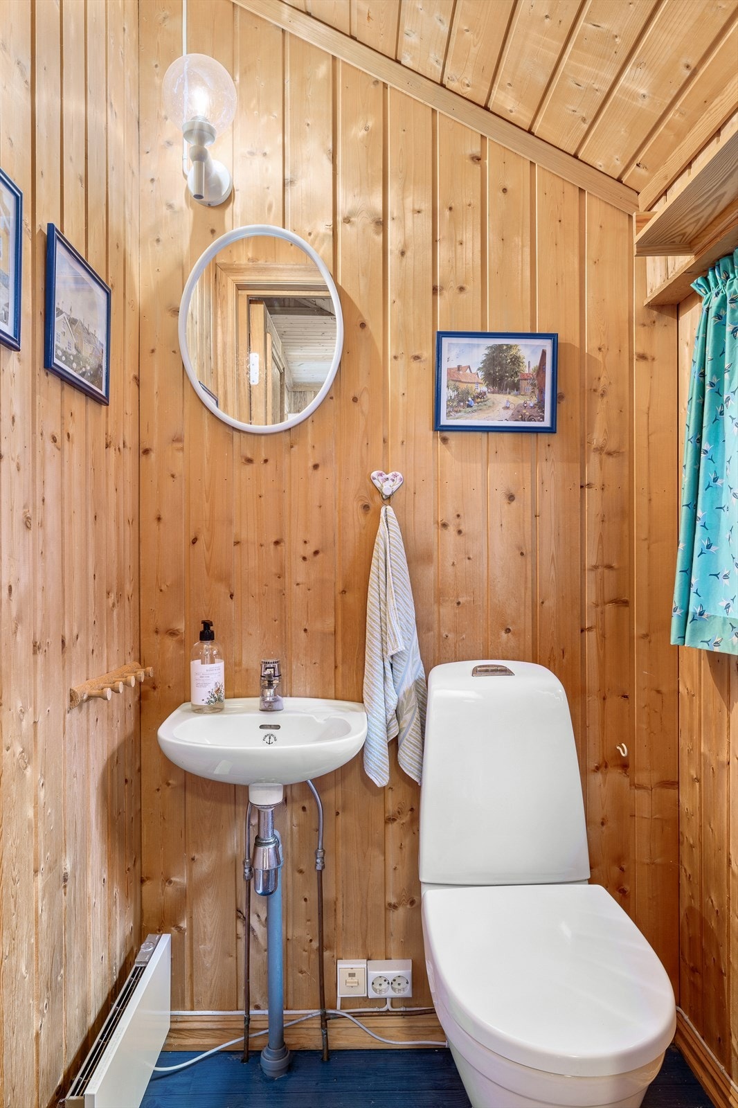 Det er toalettrom i første etasje i hver avdeling. Begge er innredet med toalett, servant og belysning. Galleribilde