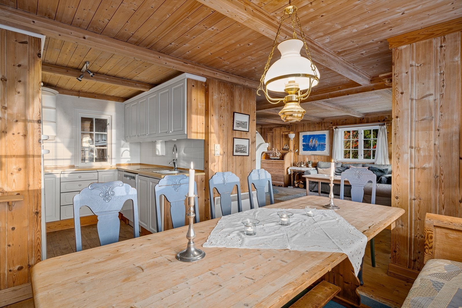 Stuen har en sosial, åpen løsning med gode vindusflater og romslige soner. Galleribilde