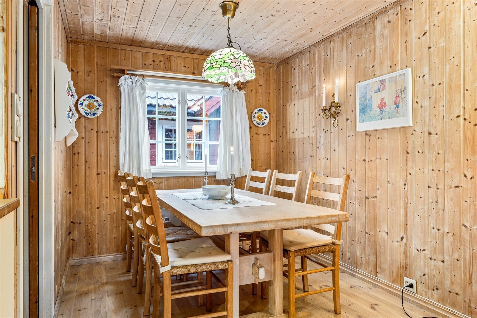 Det er god plass til langbord i spisestuesonen i den nordre delen. En skyvedør fører inn til entreen. Galleribilde