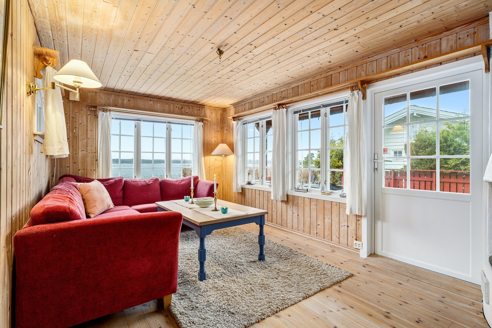 I den nordligste delen av hytta finner man en hyggelig stue med egen utgang til en lun terrasse. Galleribilde