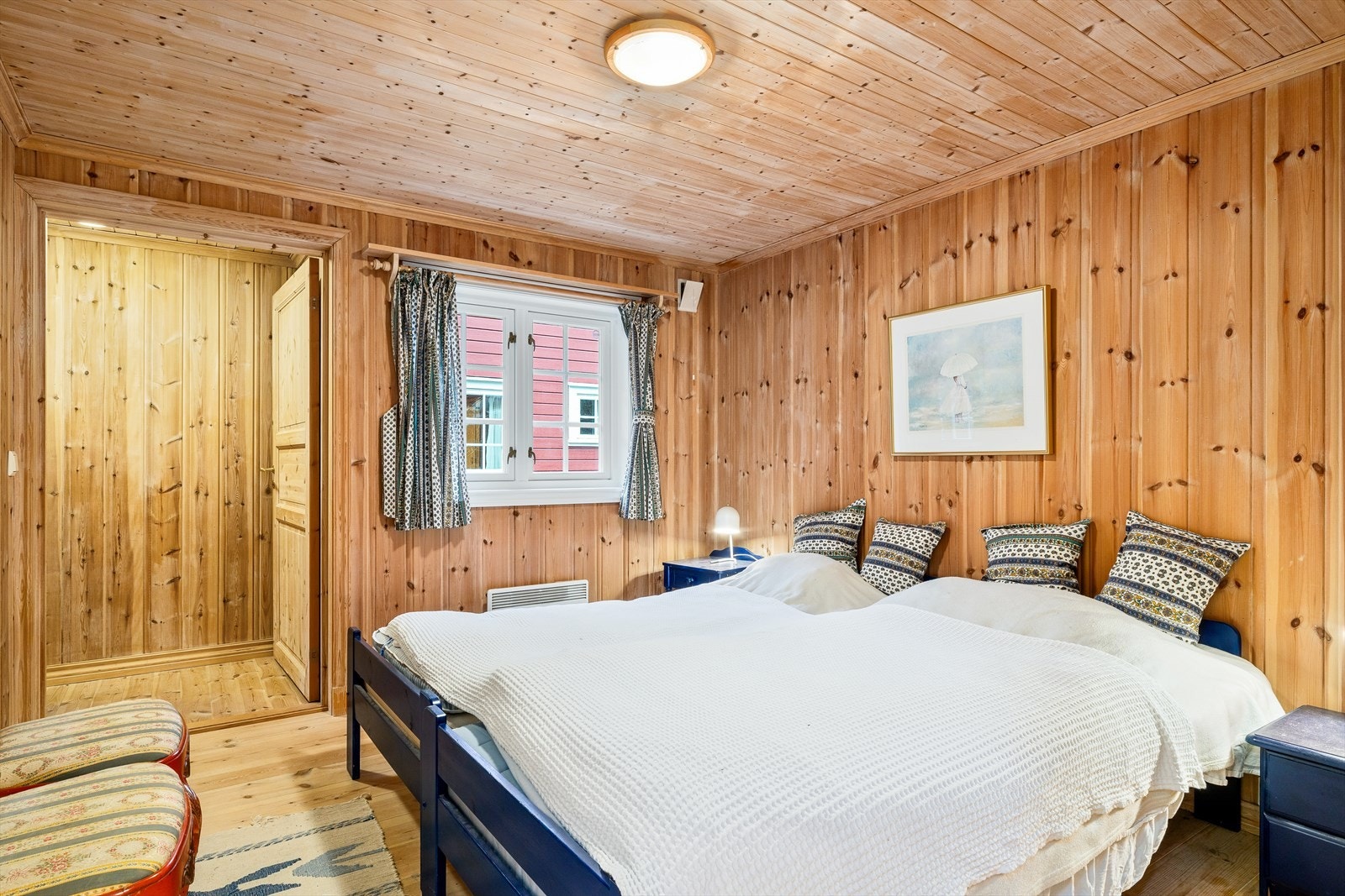 De fleste soverommene har tregulv og paneloverflater, en stil som går igjen i store deler av hytta. Galleribilde