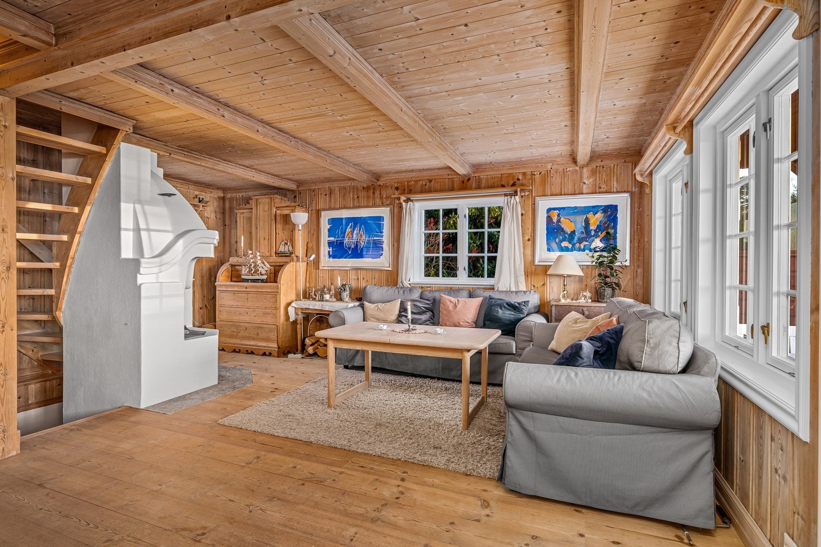 Stuen ligger åpen mot trapperommet, som fører ned til kjellerstuen og opp til soverommene i andre etasje. Galleribilde