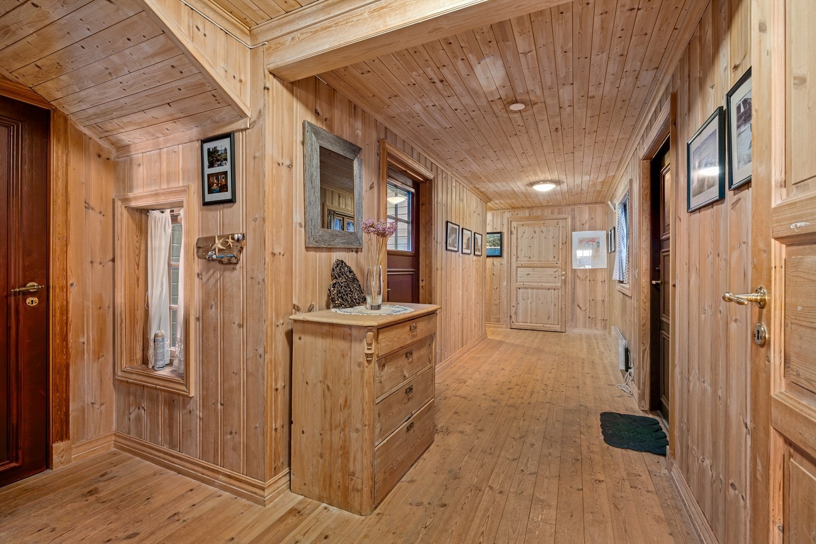 Hytta har to innganger, den ene i syddelen, hvor entreen er romslig med inngang fra to sider. Galleribilde