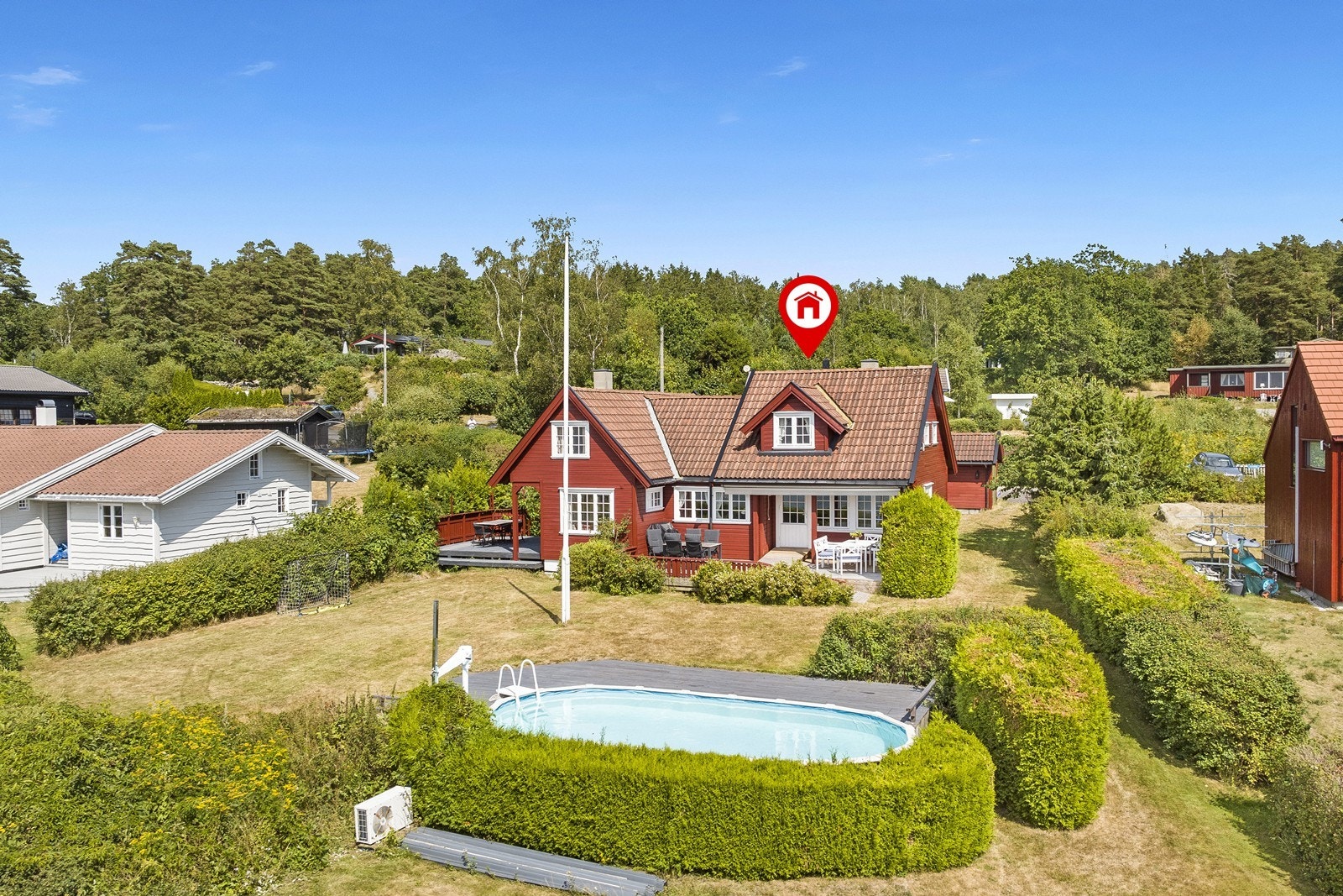 Velkommen til Hagaberget 8, en stor fritidseiendom med tre bruksnummer og tomt helt ned til sjøen ved Vøra badestrand. Galleribilde